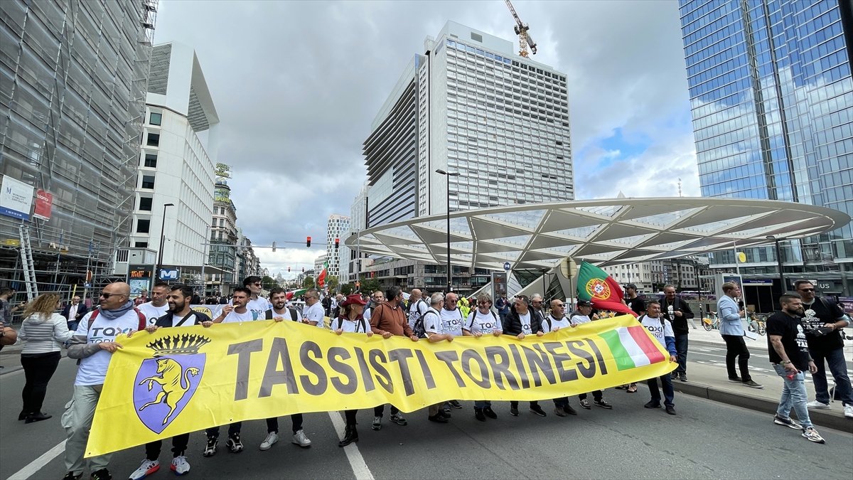 Brüksel de taksiciler, Uber i protesto etti #7
