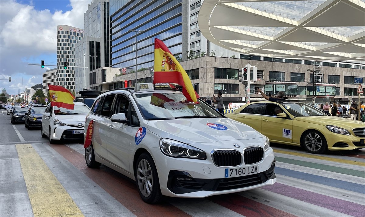 Brüksel de taksiciler, Uber i protesto etti #2