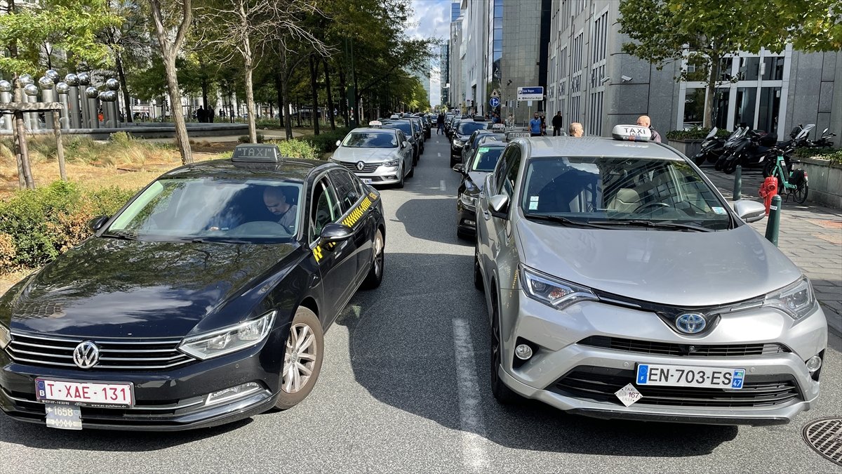 Brüksel de taksiciler, Uber i protesto etti #6