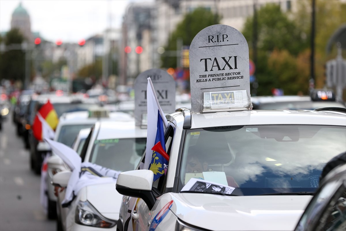 Brüksel de taksiciler, Uber i protesto etti #12