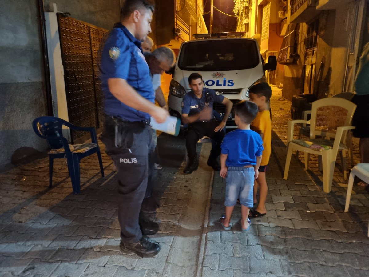 Adana’da evde yalnız bırakılan çocukları, gece vakti polis buldu #1