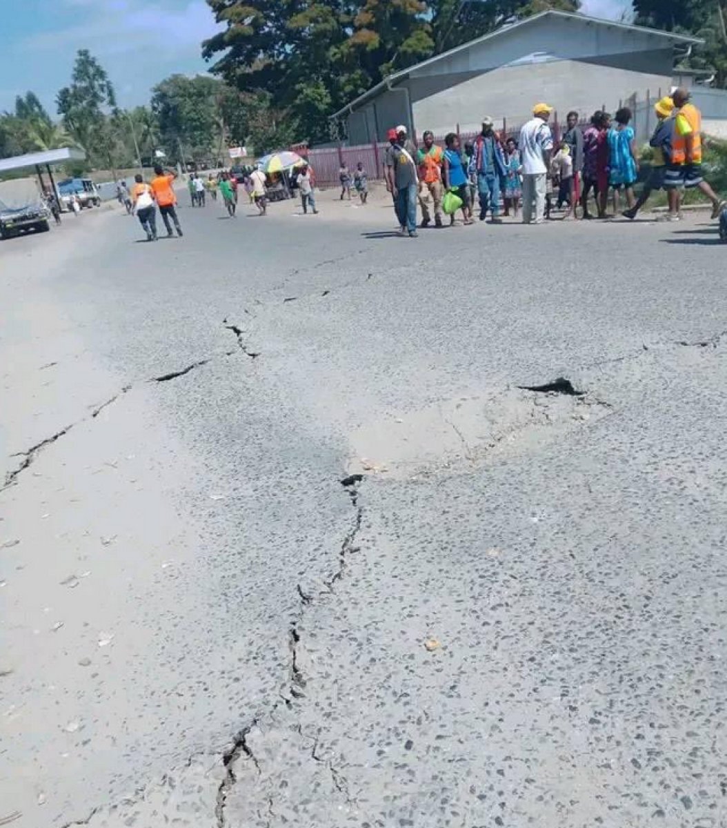 Papua Yeni Gine de 7,6 büyüklüğünde deprem #4