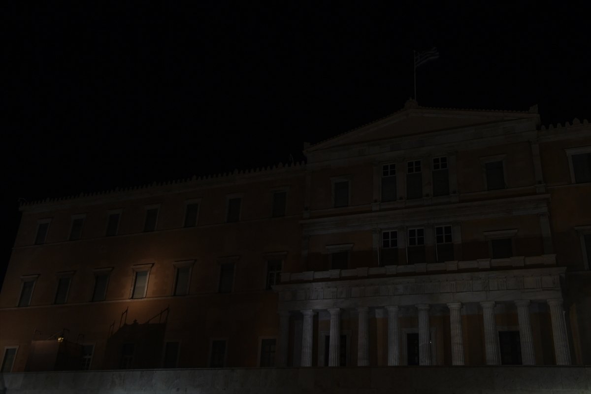 Yunanistan da enerji tasarrufu: Parlamento binasının ışıkları söndürüldü #3