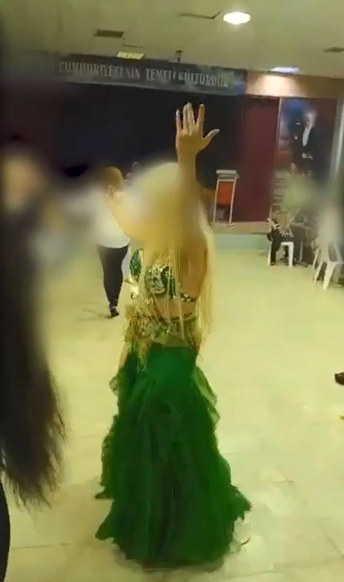 Bursa da, dansöz oynatılan okul müdürü açtı #1