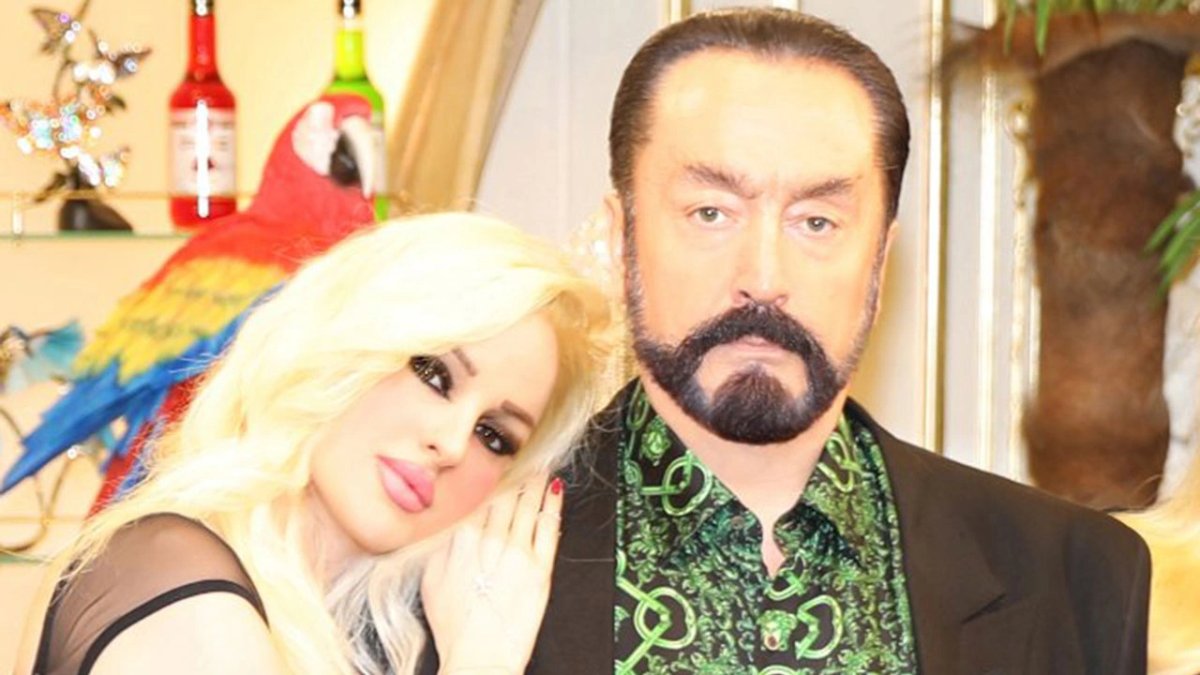 Adnan Oktar davası: Sanıklardan biri Oktar ın saçını kokladı #3