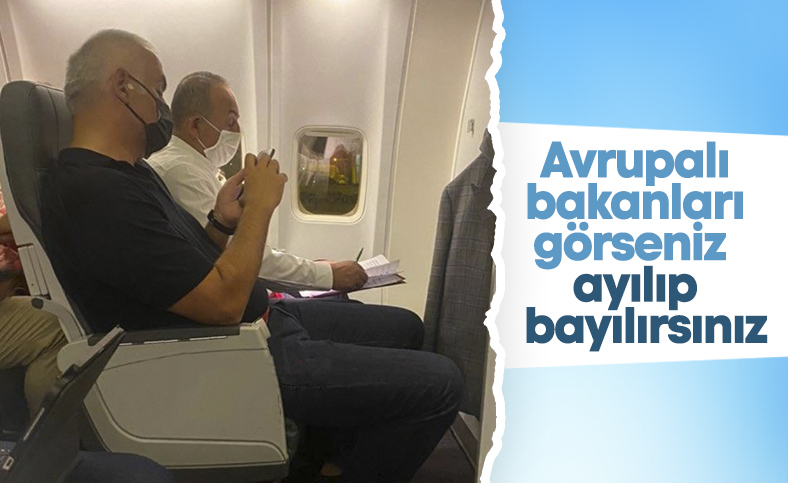 Mevlüt Çavuşoğlu ile Mehmet Nuri Ersoy, iç hat uçuşunda görüldü