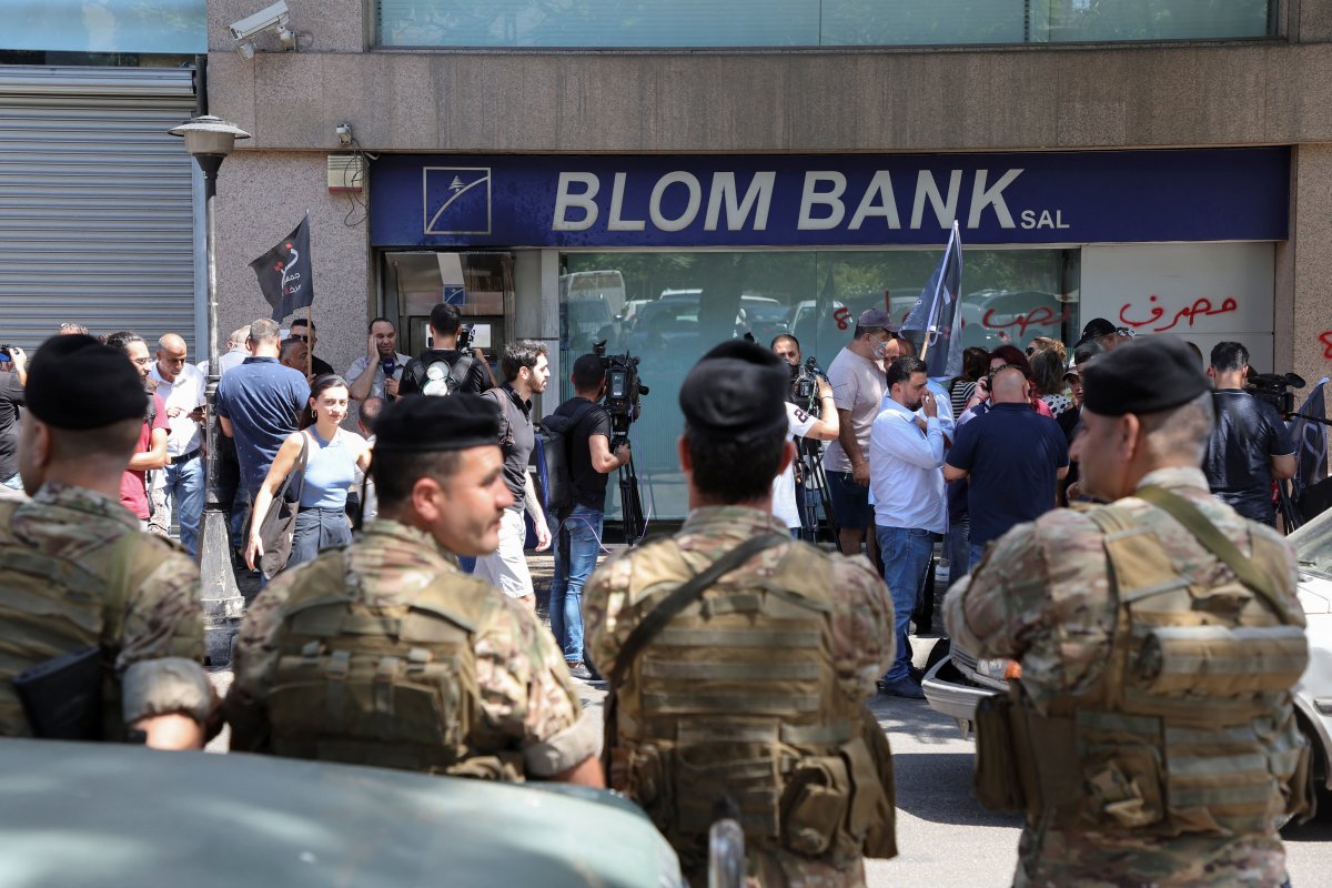 Lübnan da paralarını çekemeyenler, bankaya silahlı baskın düzenledi #5