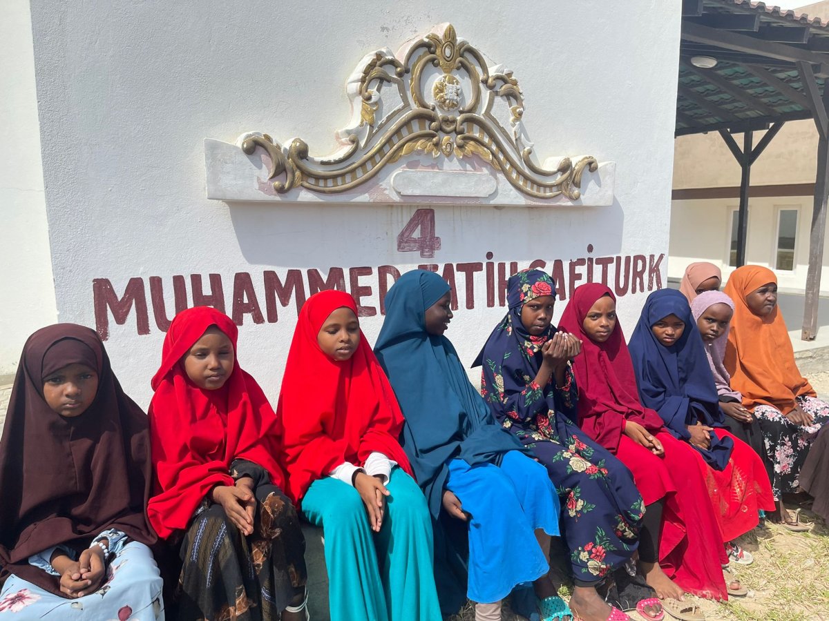 Somali de Muhammed Fatih Yetimhanesi nde şehidin babasına dua #3