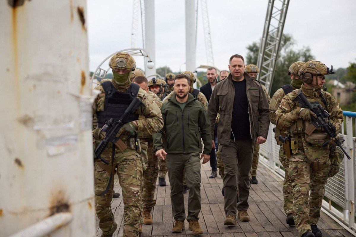 Vladimir Zelensky yeniden Ukrayna nın kontrolüne geçen İzyum şehrinde #3
