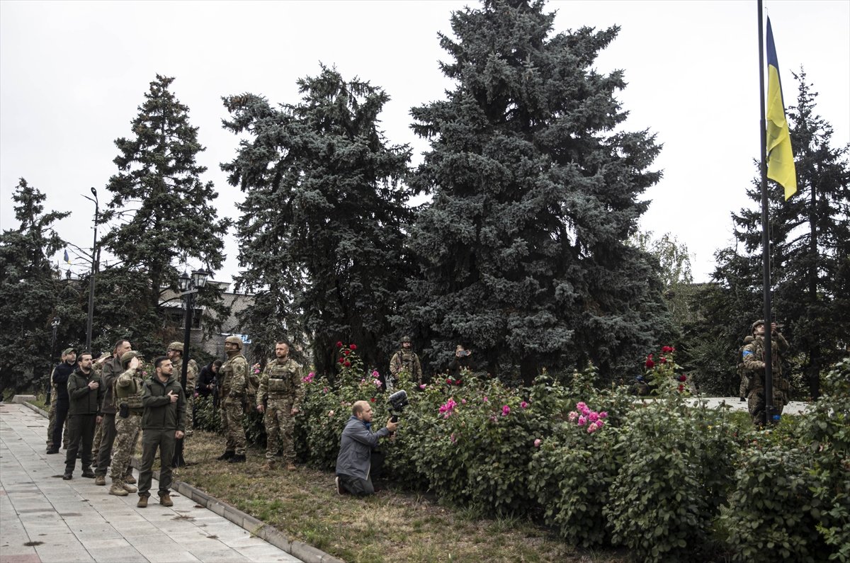 Vladimir Zelensky yeniden Ukrayna nın kontrolüne geçen İzyum şehrinde #1