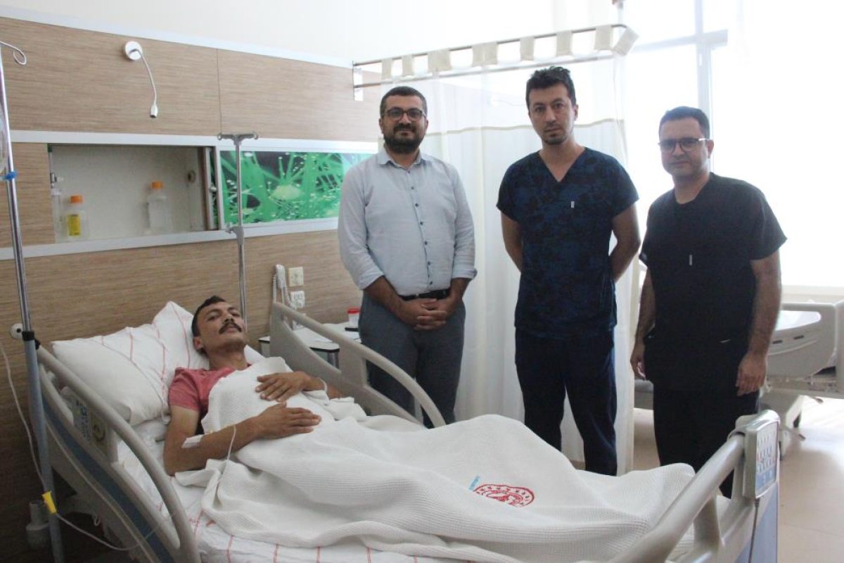 Karaman da hastaneye başvuran hastanın mesanesinden 1 kilo taş çıktı #3