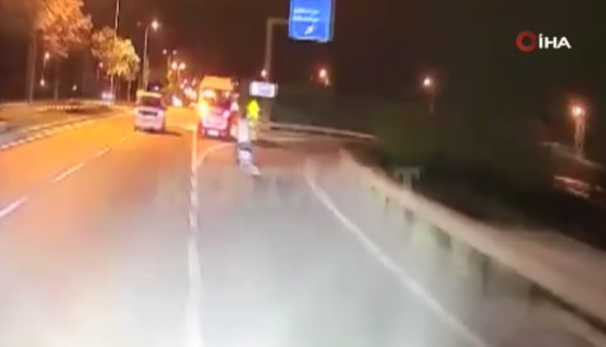 Düzce’de bir motosiklet sürücüsü, halk otobüsüne silahlı saldırıda bulundu #1