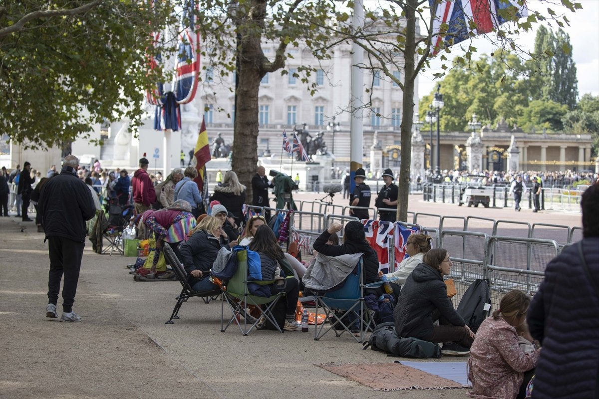 2. Elizabeth in cenaze törenini izlemek isteyenler, Londra da kamp kurdu #9