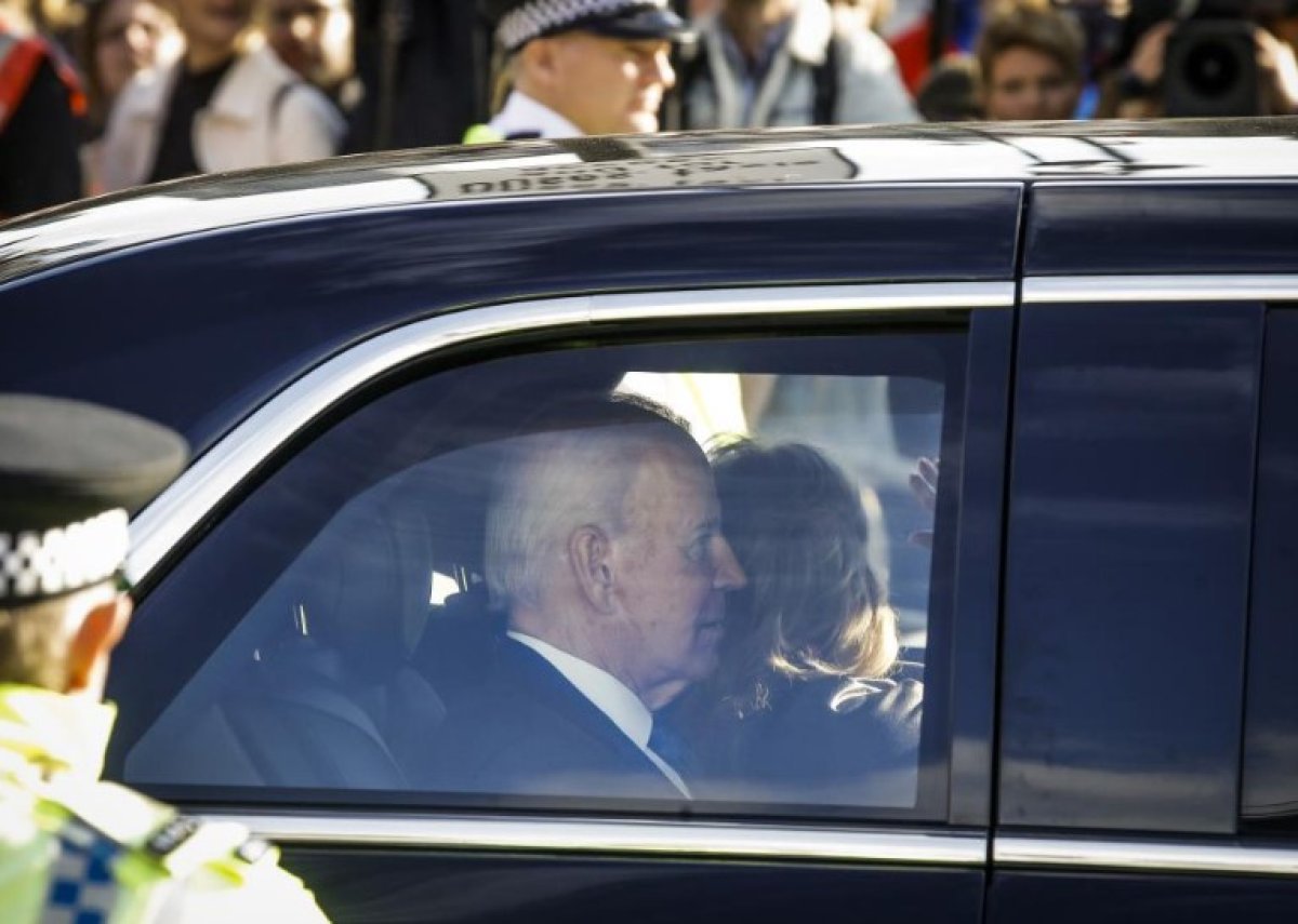 Joe Biden, Kraliçe 2. Elizabeth in cenazesine katılmak üzere İngiltere de #6