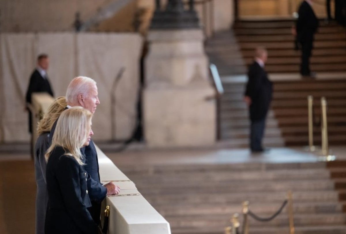 Joe Biden, Kraliçe 2. Elizabeth in cenazesine katılmak üzere İngiltere de #2