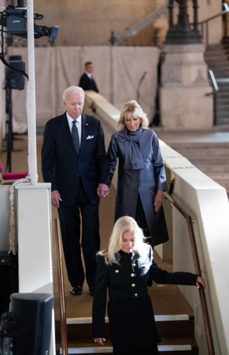Joe Biden, Kraliçe 2. Elizabeth in cenazesine katılmak üzere İngiltere de #5