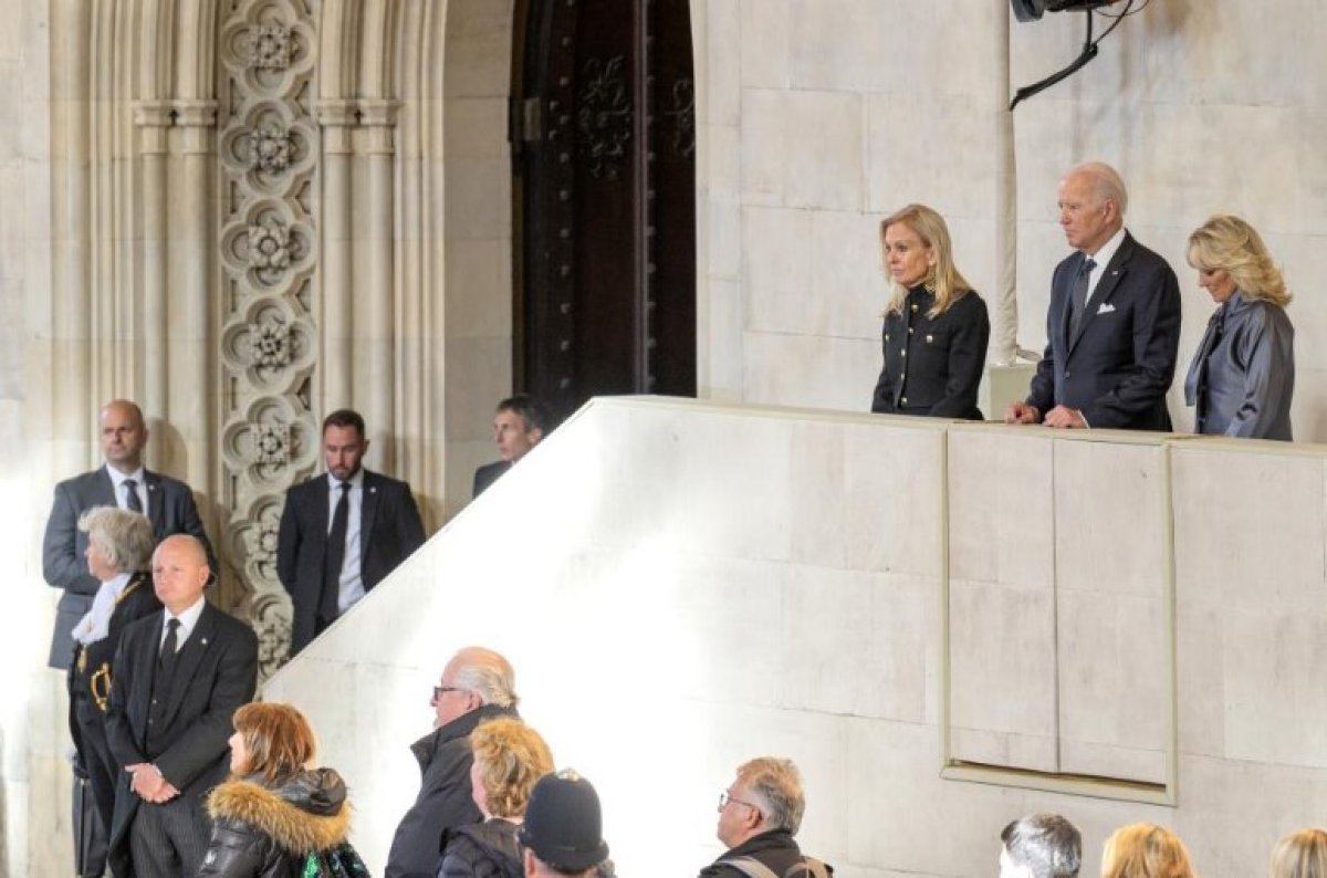 Joe Biden, Kraliçe 2. Elizabeth in cenazesine katılmak üzere İngiltere de #3