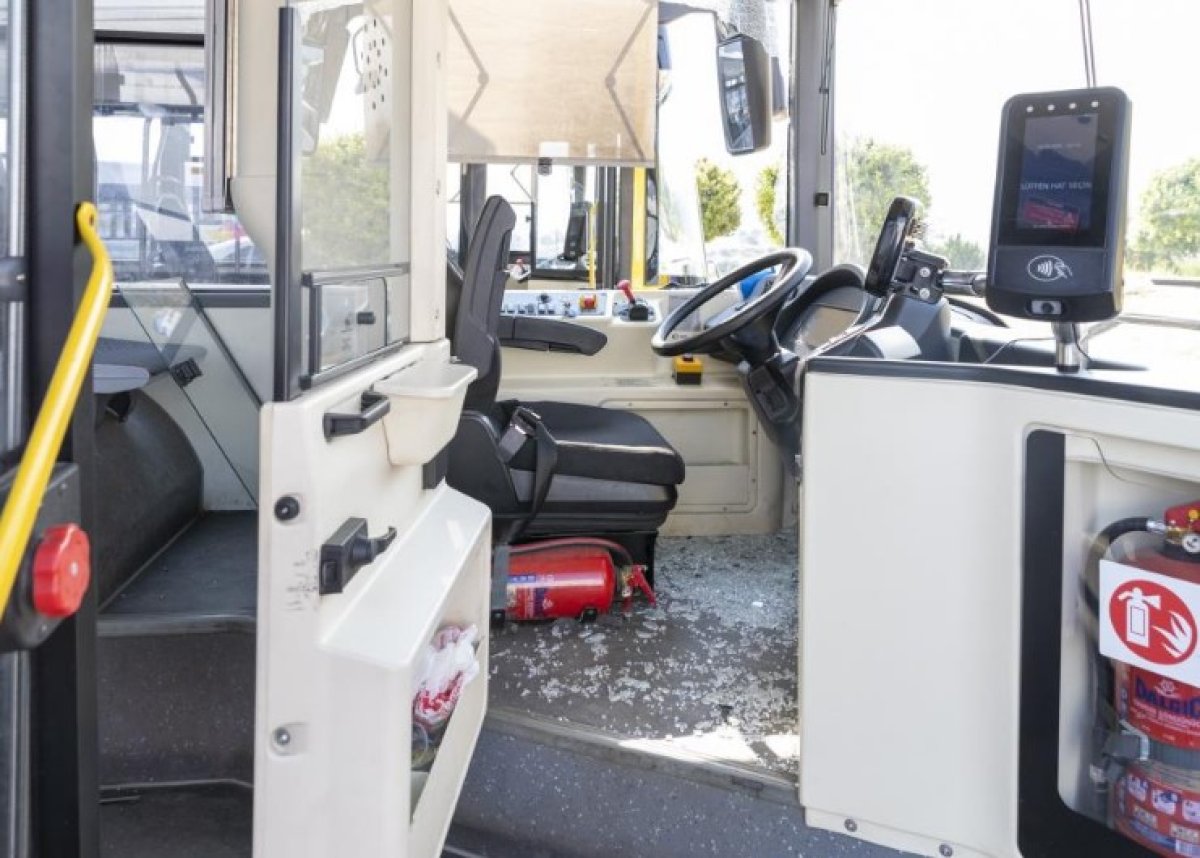 Mersin de belediye otobüsüne binen yolcu, şoföre ve araca saldırdı #4
