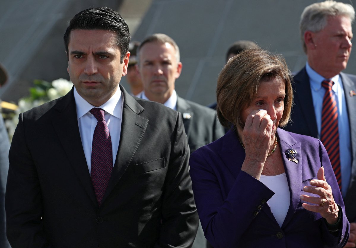 Nancy Pelosi'nin sözde soykırım anıtı #2'de sahte gözyaşları