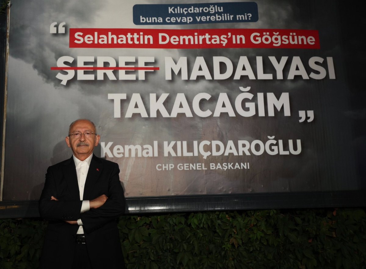 Kılıçdaroğlu Elazığ’da eleştirildiği afişle poz verdi