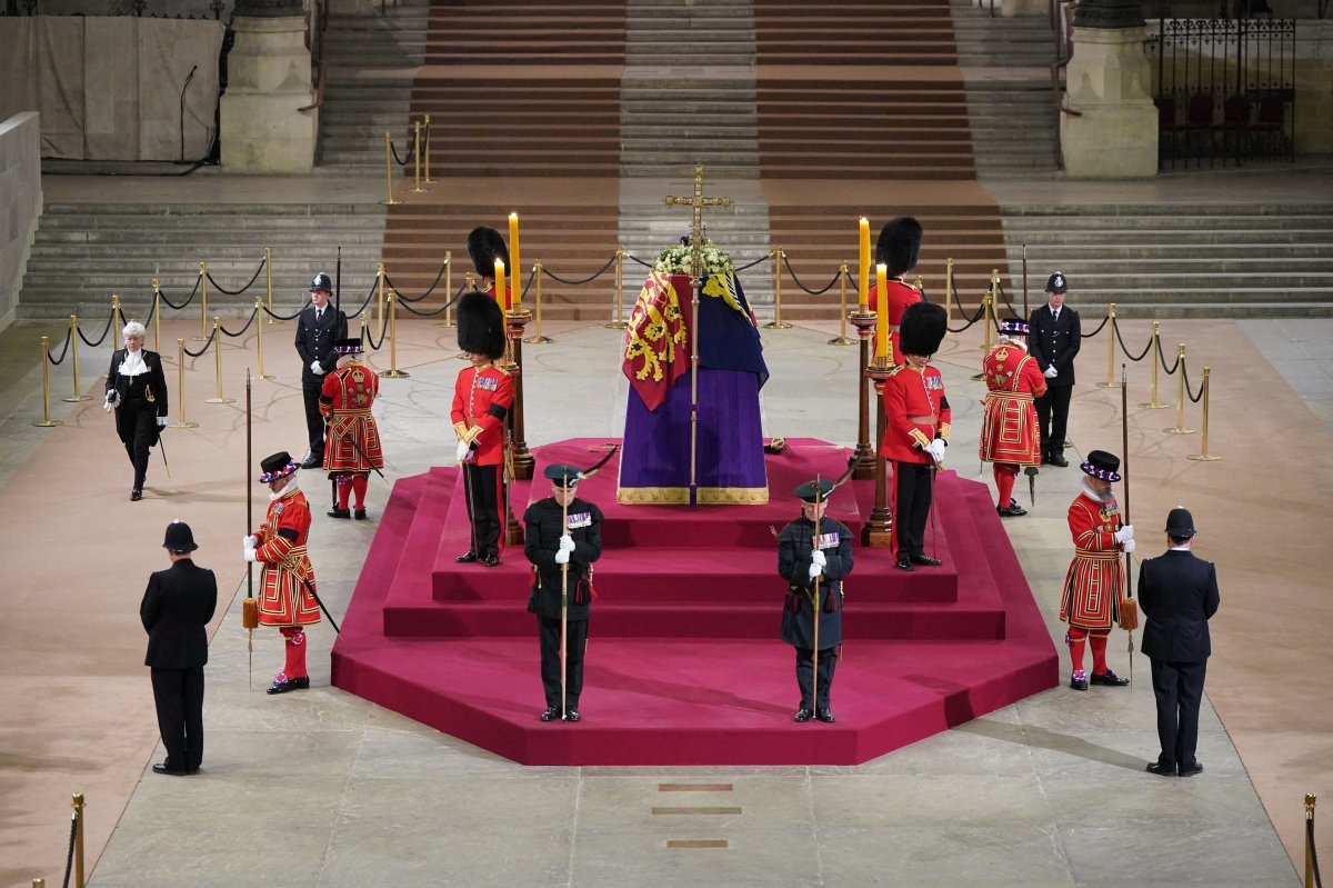 Kraliçe 2 nci Elizabeth in cenaze törenine akın #12
