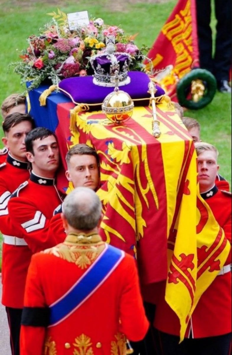 Kampanya başlatıldı: British Crown #5'in asasını süsleyen elması iade edin