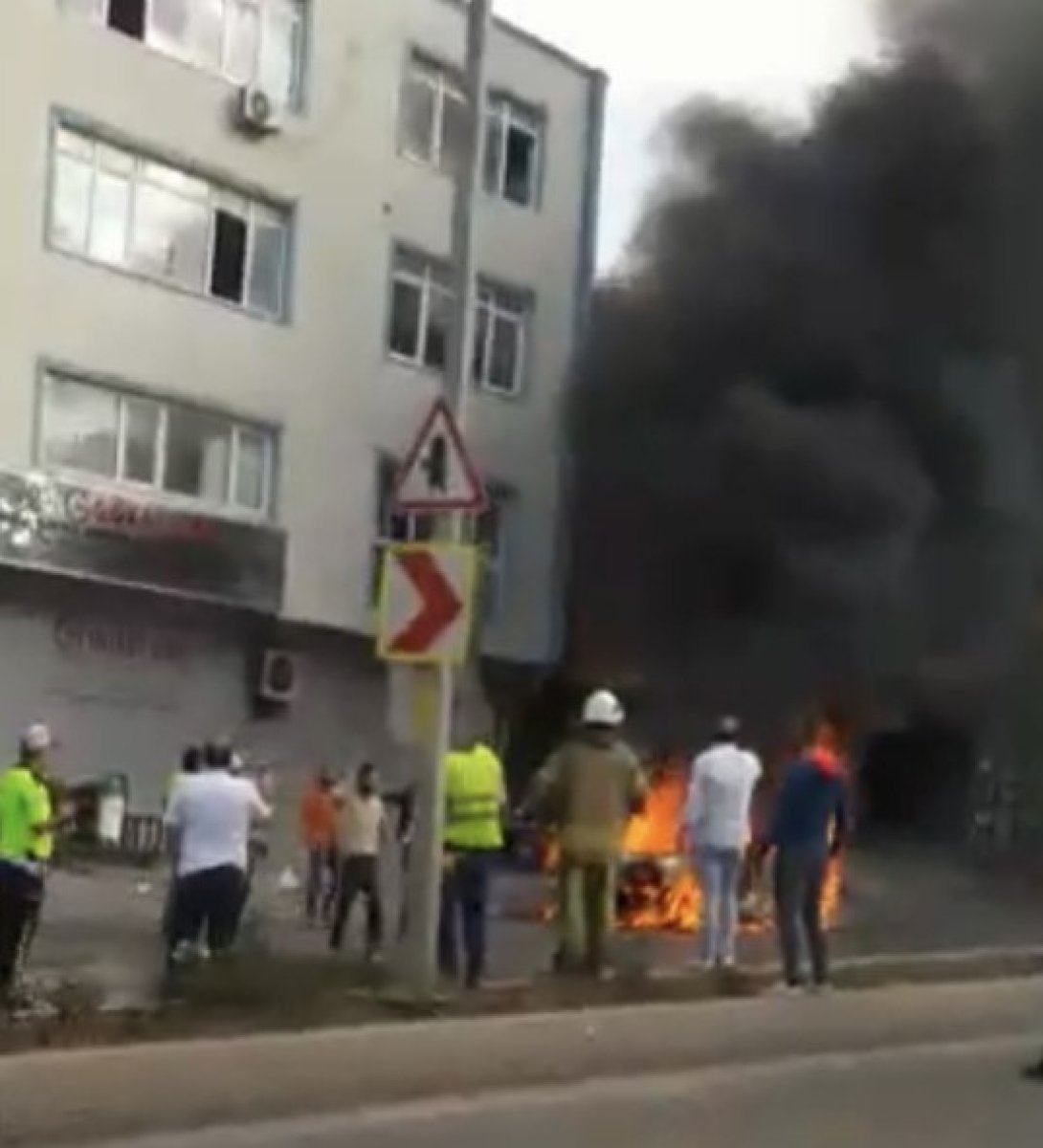 Ümraniye'de cinnet geçirerek arabasını ateşe veren kişi öldü #3
