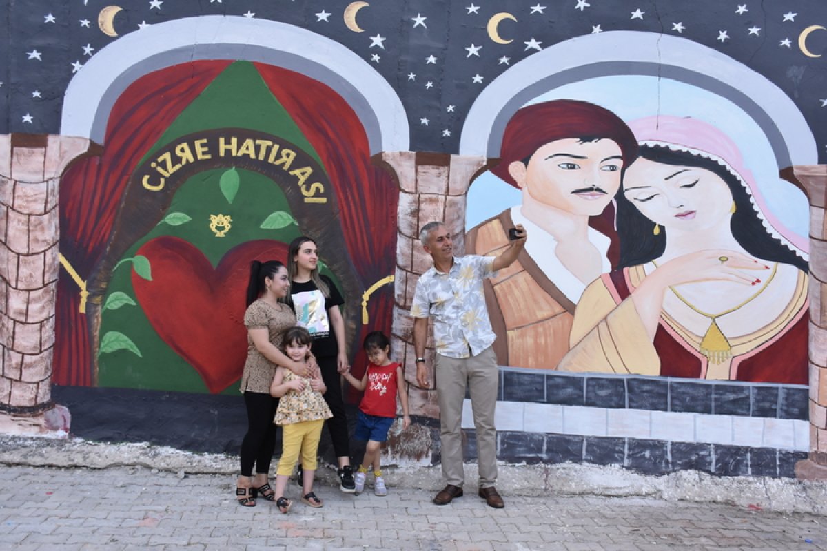 Cizre'de 11 yıllık temizlik işçisi duvarları 6 numaralı resimlerle süsledi