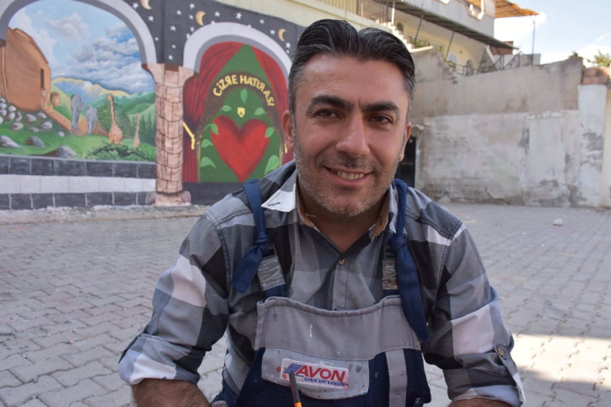 Cizre'de 11 yıllık temizlik işçisi duvarları tablolarla süsledi #2