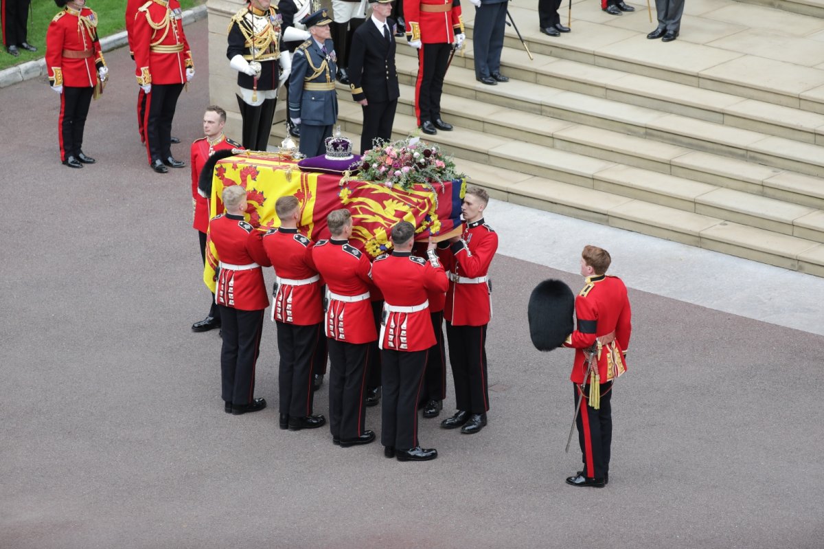 Kraliçe 2. Elizabeth in cenazesinde Danimarka Kraliçesi korona oldu #2