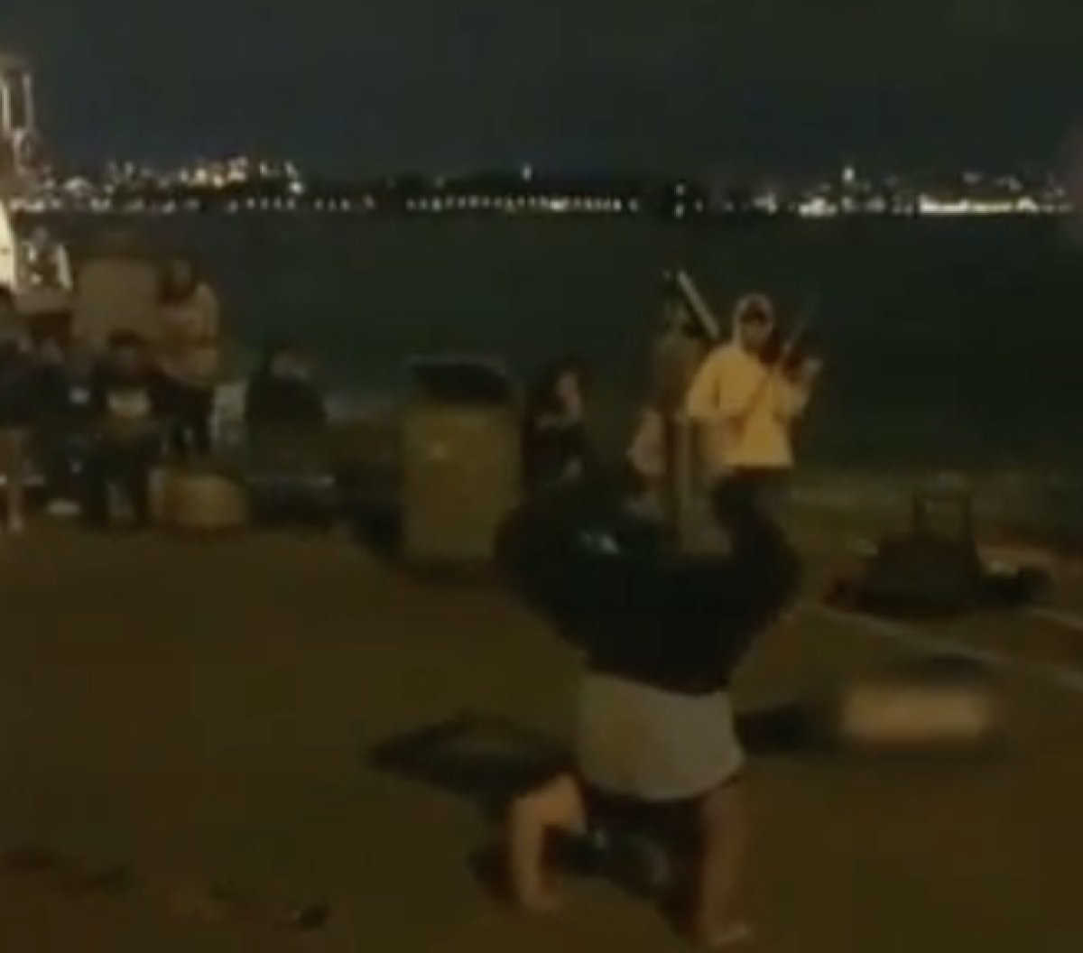 Kadıköy’de amuda kalkan vatandaşın ilginç dansı #1