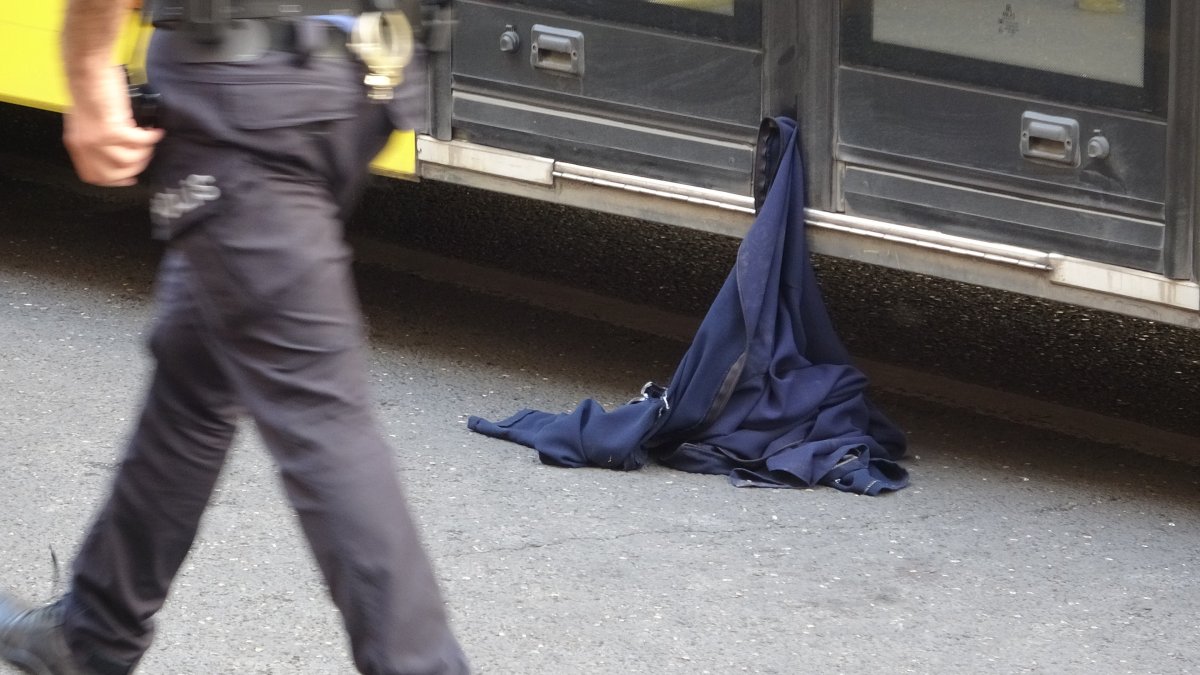 Diyarbakır da otobüsün kapısına kıyafeti sıkışan kadın hayatını kaybetti #1