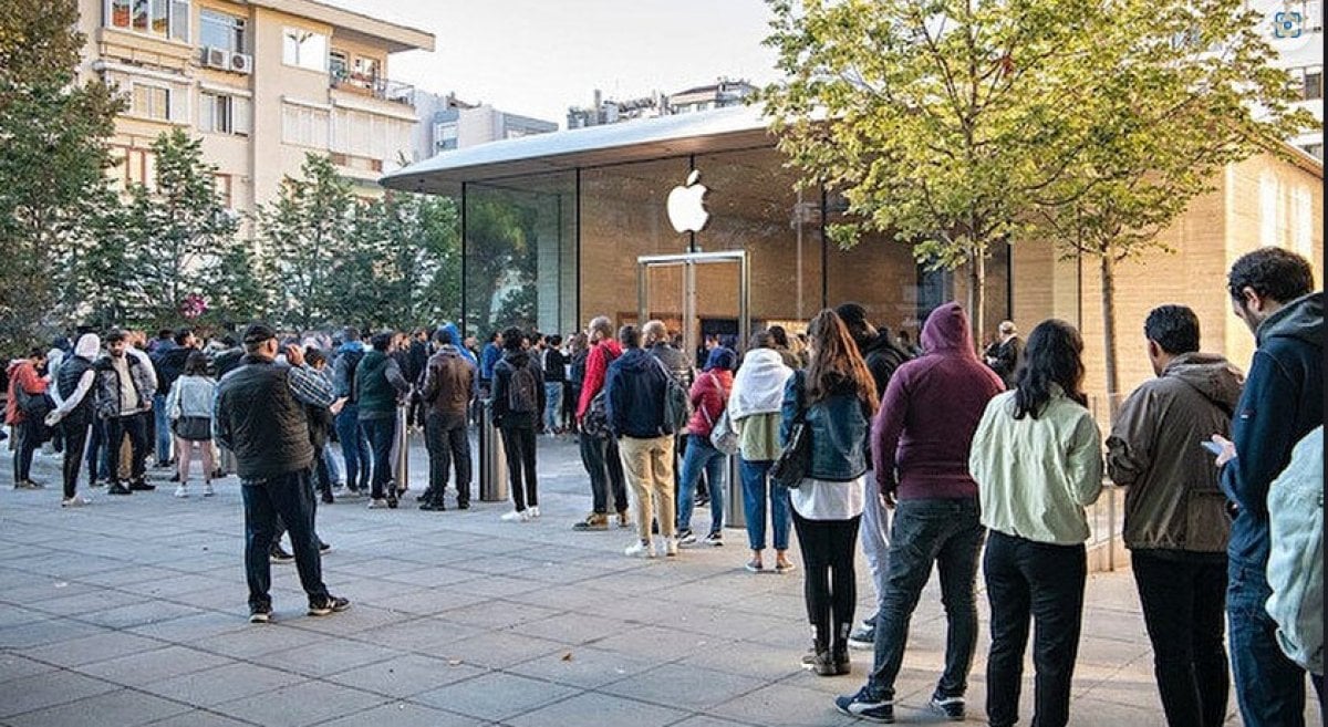 İstanbul daki Apple mağazalarının önünde İPhone kuyruğu #4