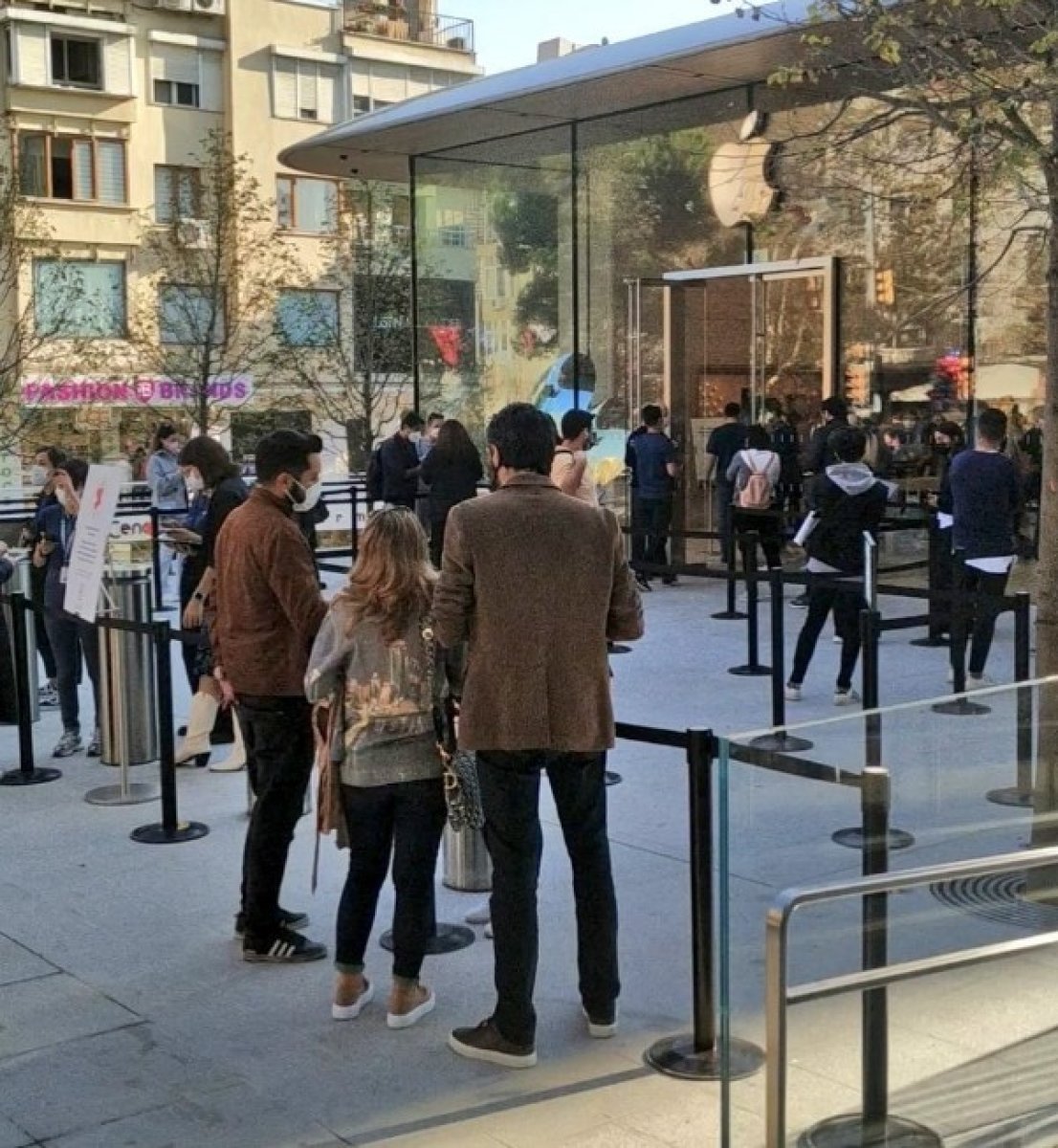 İstanbul daki Apple mağazalarının önünde İPhone kuyruğu #6