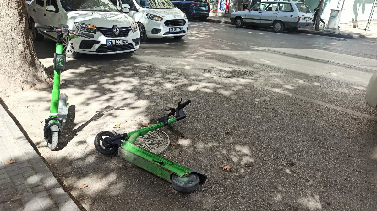 Eskişehir de sokaklara atılan kiralık scooterlara tepki #1