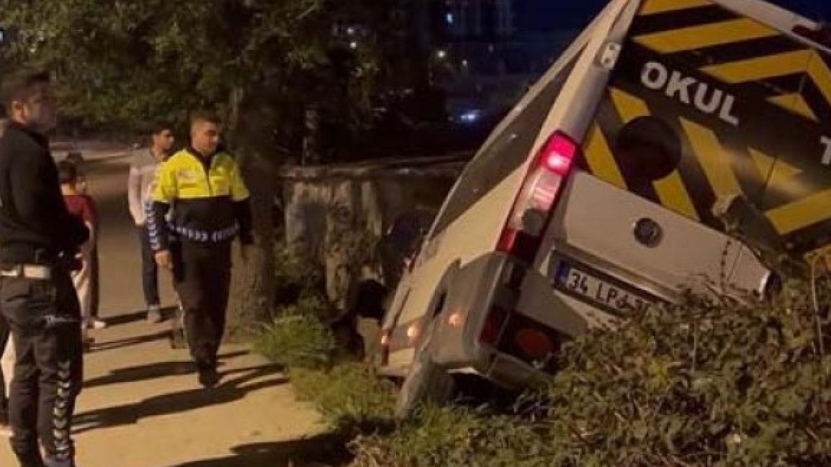 Arnavutköy’de kaza yapan servis aracı kaldırımda yürüyen öğrenciye çarptı