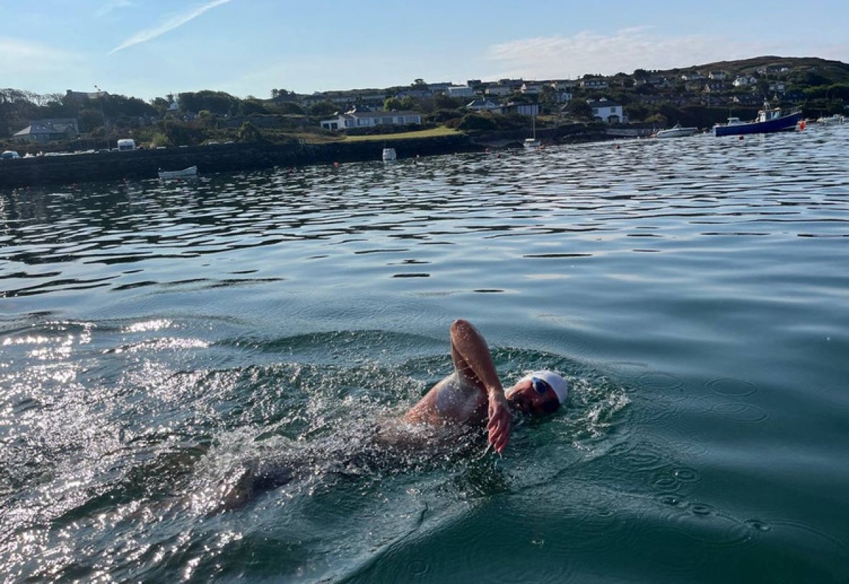 Master yüzücü Alsaran, İrlanda da 19 kilometrelik parkuru yunuslarla yüzdü #2
