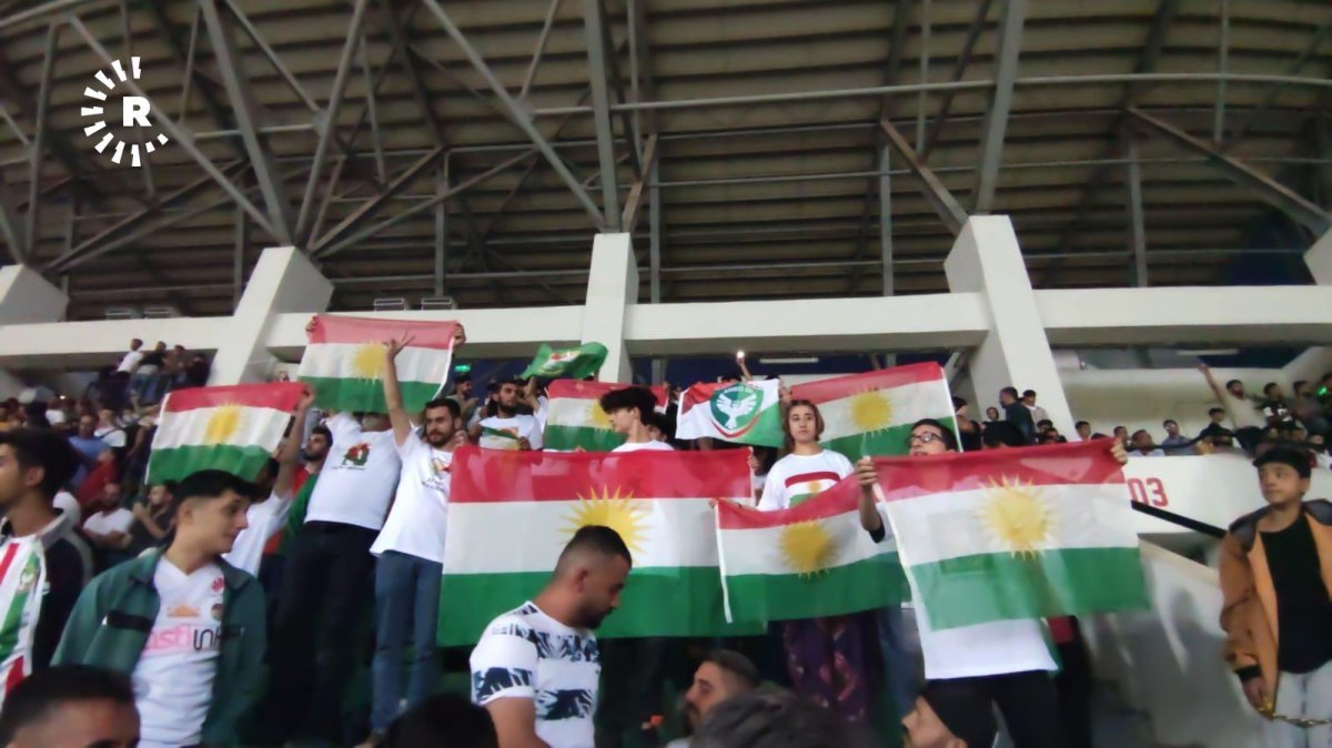 Amed - Bursaspor maçında Kürdistan bayrağı açıldı #2