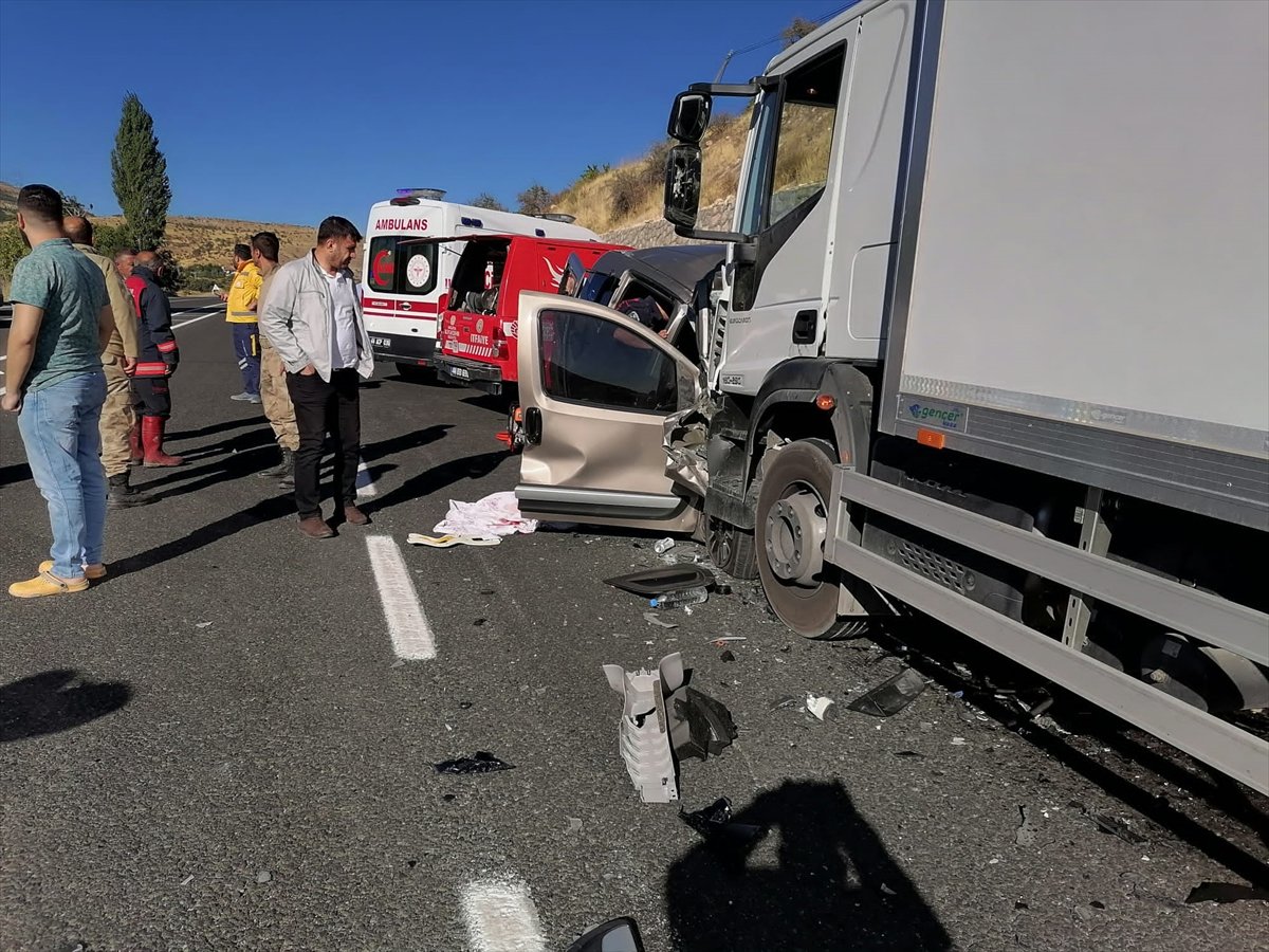 Malatya’da, hafif ticari araç tırla çarpıştı: 6 ölü #1