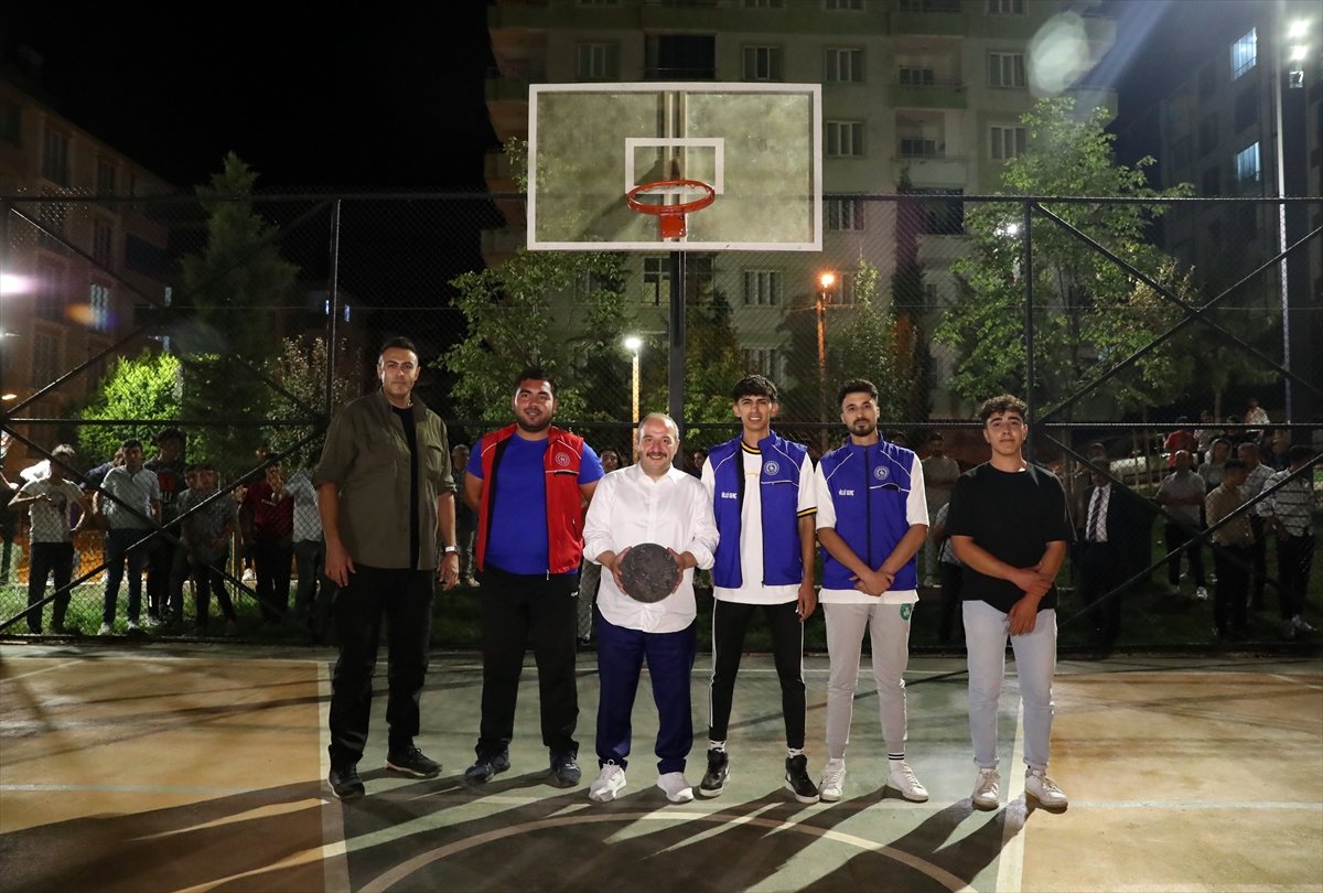 Mustafa Varank, gençlerle basketbol oynadı #4