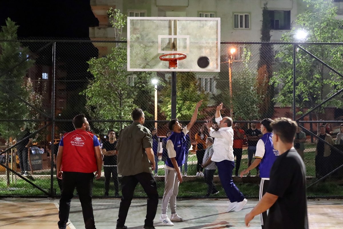 Mustafa Varank, gençlerle basketbol oynadı #3