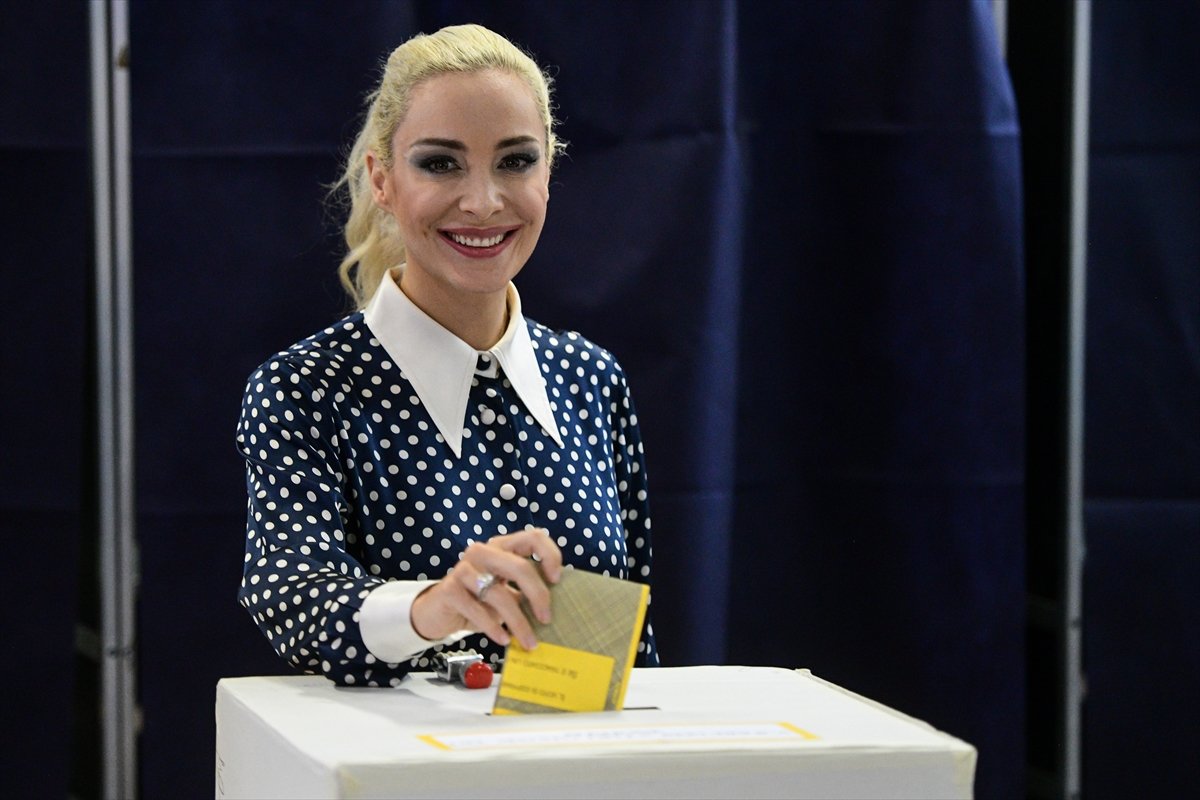 Silvio Berlusconi, Marta Fascina ile oy kullandı #5