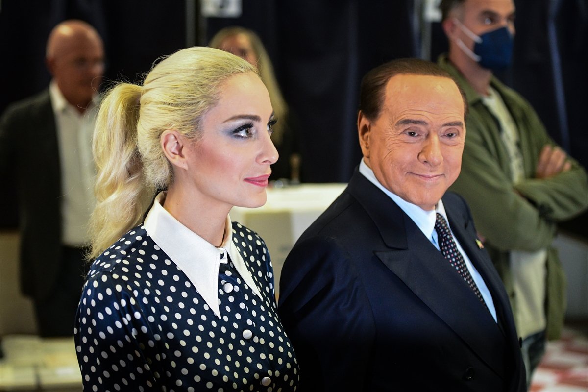 Silvio Berlusconi, Marta Fascina ile oy kullandı #1