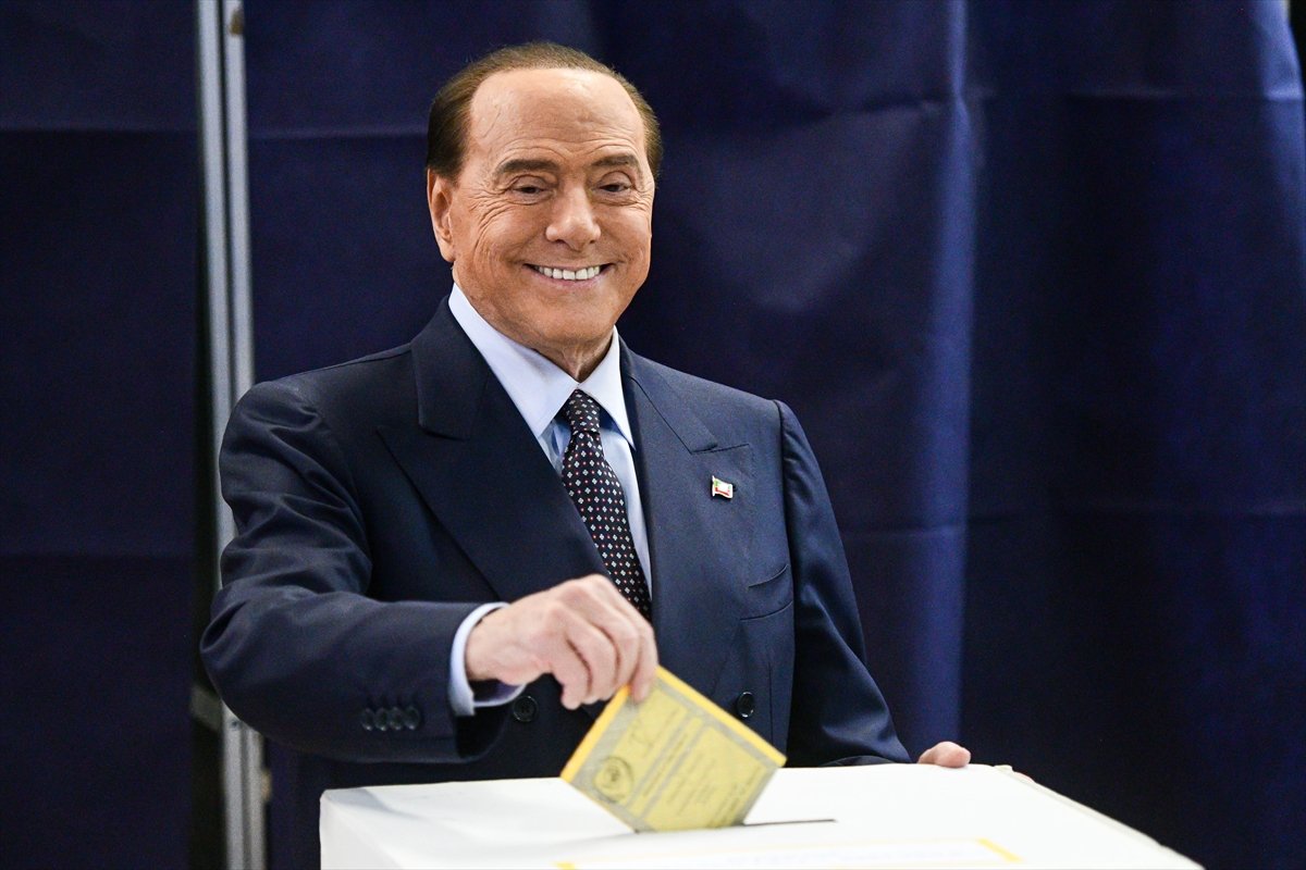 Silvio Berlusconi, Marta Fascina ile oy kullandı #4