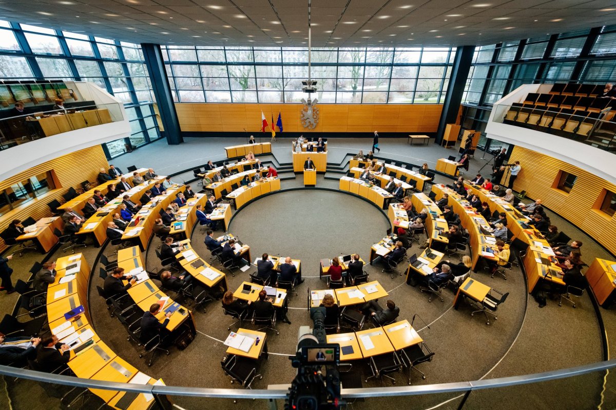 Almanya da üşüyen milletvekillerine battaniye teklif edildi #1