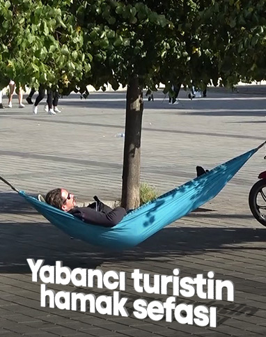 Taksim Meydanı'na hamak kurup sefa süren turist
