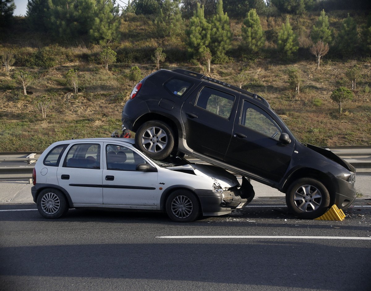 Eyüpsultan’da ilginç kaza: Otomobiller üst üste çıktı #1