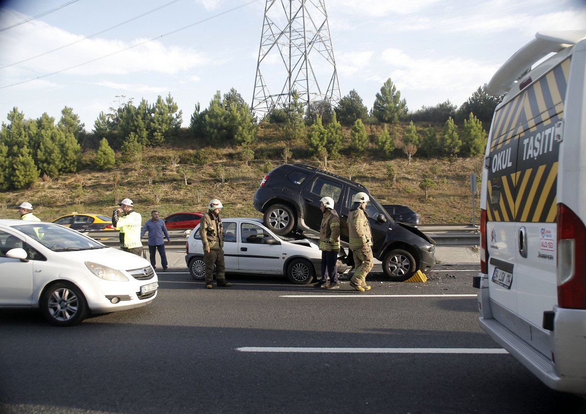 Eyüpsultan’da ilginç kaza: Otomobiller üst üste çıktı #4