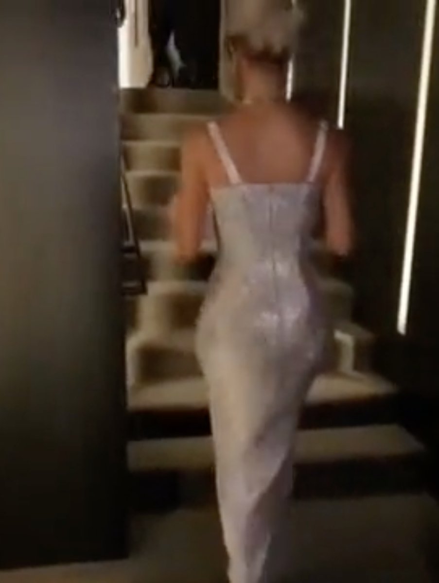 Kim Kardashian dar elbisesiyle zıplayarak yürüdü #3