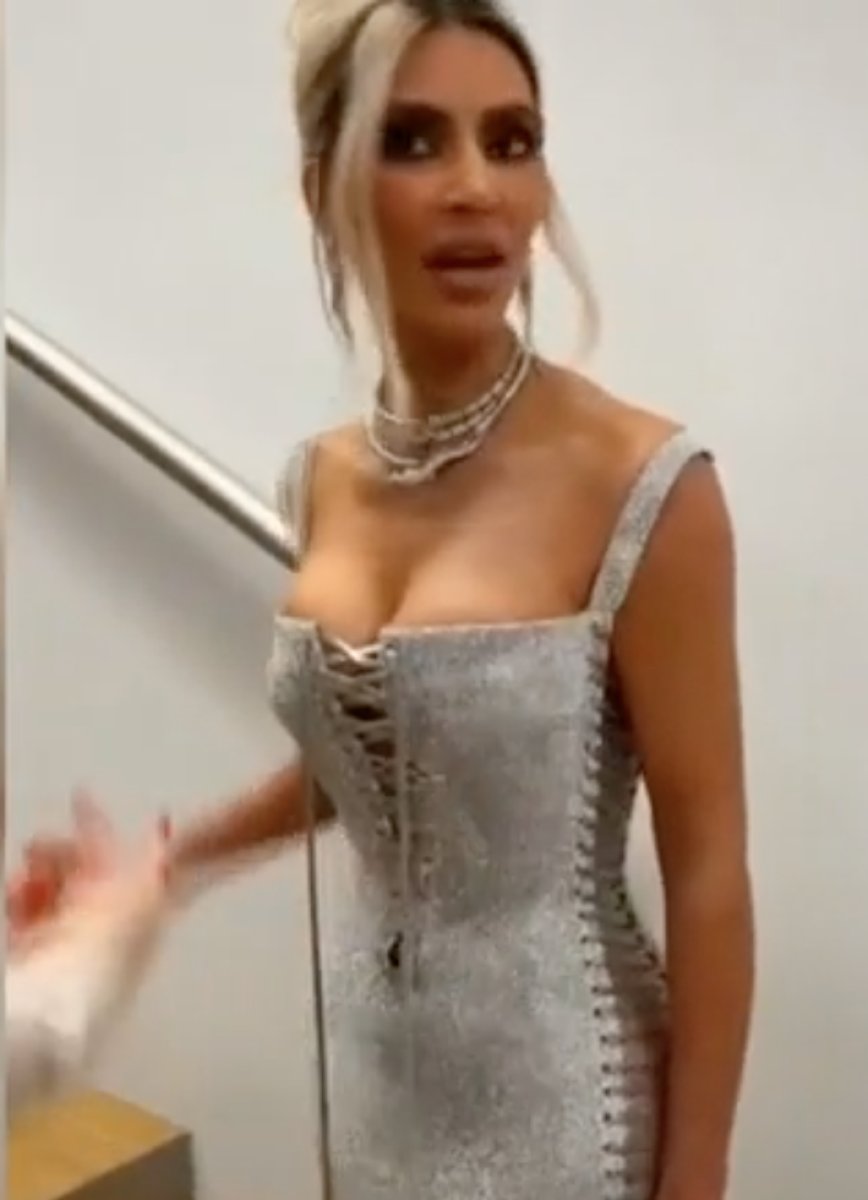 Kim Kardashian dar elbisesiyle zıplayarak yürüdü #2